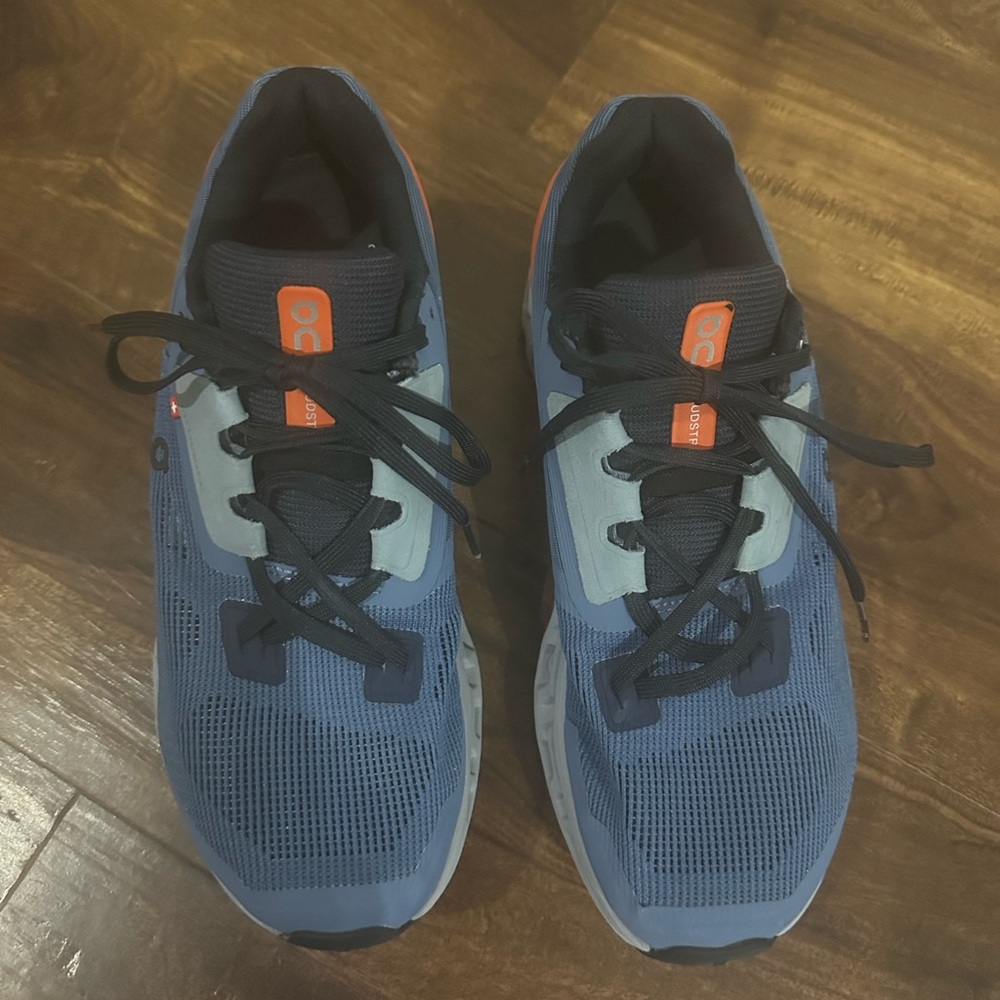 Men’s size 7 On Cloudstratus